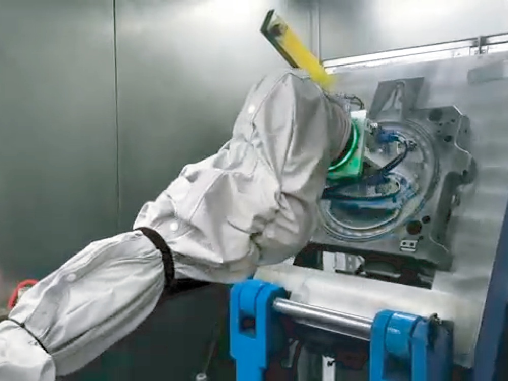 Steering Wheel Foam Parts Release AgentSpraying