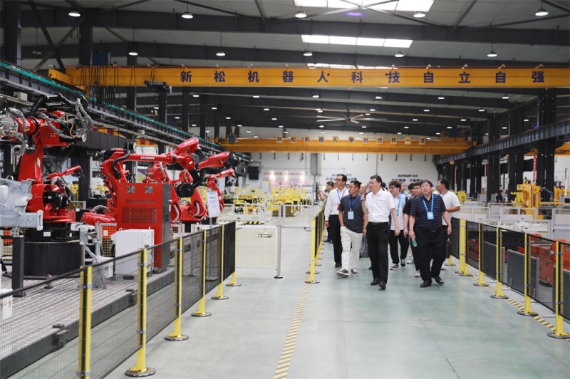 10.工业机器人系统集成应用论坛参会嘉宾在蓝狮娱乐公司参观交流 (8)_副本.jpg