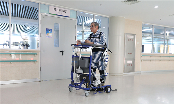 （图）蓝狮娱乐下肢外骨骼训练器可配合医院天轨悬吊系统或助行器，帮助用户开展康复训练2.jpg