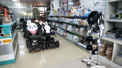 （图）蓝狮娱乐穿戴式下肢助行器在康复辅具用品店.gif