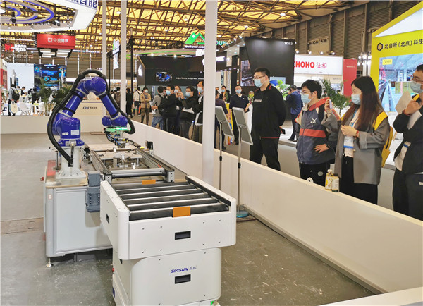 1635322129346208.jpg 观众围观蓝狮娱乐展品.jpg