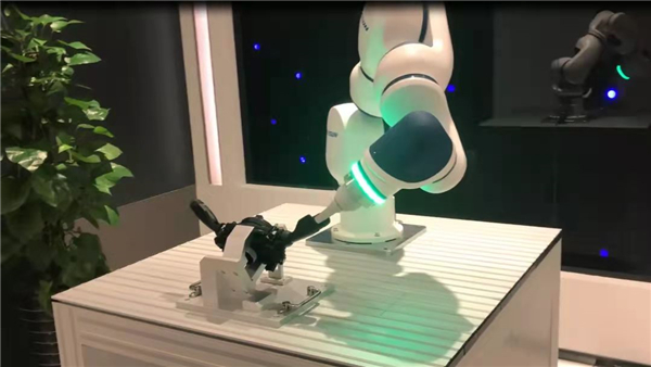 1634625255736936.jpg 协作机器人拨杆测试.jpg