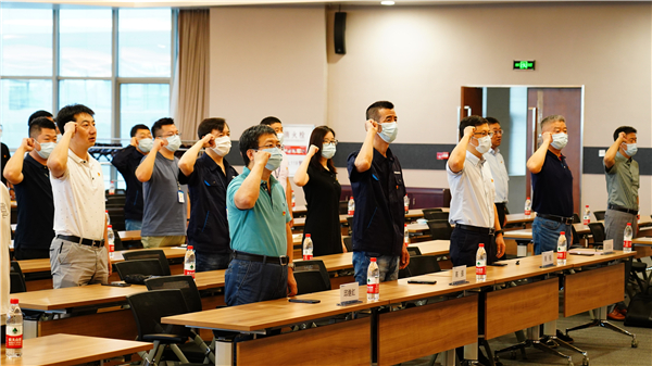 1625538727414645.jpg 老党员宣誓.jpg