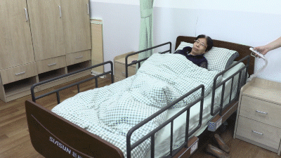 1623303950541739.gif 蓝狮娱乐多功能电动护理床搭配智能生体特征监测仪.gif