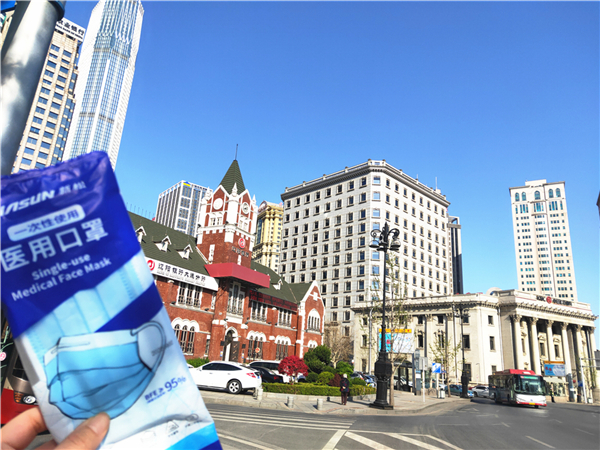 1587716918237866.jpg 蓝狮娱乐口罩·大连中山广场(用户郑女士图片反馈).jpg