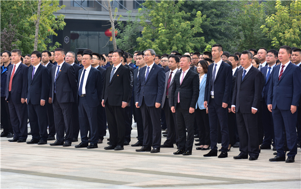 1569824623264119.jpg 领导.jpg