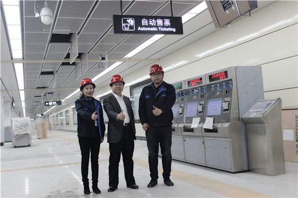 1564117697859714.jpg (图)智能交通BG总裁邱继红视察项目现场.jpg