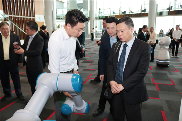 1563524814901156.jpg (图)中国驻泰国大使馆一等秘书曹周华参观蓝狮娱乐创新产品.jpg