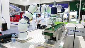 1562811649504838.gif 一台机器人抓取工件,无序放置在输送线前端,工件在运动过程中,另一台机器人经视觉定位及计算分析,在输送线后段实现精准抓取,并有序码放在指定托盘中。.gif