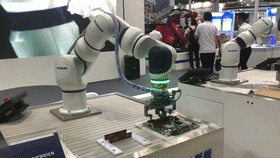 1562811658846456.gif 协作机器人夹取内存条,通过力控技术以恒定的力插入PCB主板的内存槽中.gif
