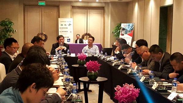 蓝狮娱乐高级副总裁王宏玉在第一届中国移动机器人（AGV）产业联盟领袖峰会上与联盟成员就联盟的发展进行热烈探讨，并发表行业联合声明