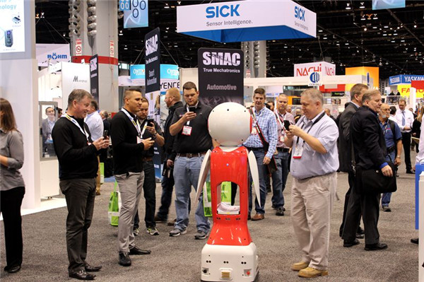 1491526240443605.jpg 人群中的松果服务机器人.jpg