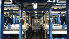 1542616367238634.gif 02-配图2-与输送机对接的穿梭车.gif