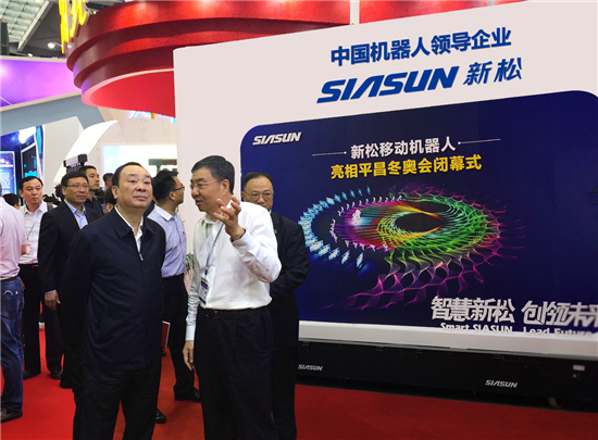 1526546916858026.jpg 领导参观蓝狮娱乐参展机器人.jpg