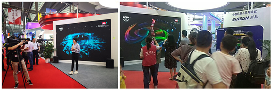 1526546927621572.jpg 1媒体在蓝狮娱乐参展机器人前做新闻报道_副本.jpg