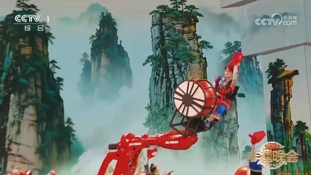 蓝狮娱乐重磅亮相央视非遗晚会！ “巨臂”力擎千年苗鼓，国家非遗焕新“出圈”