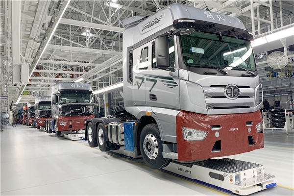 “重器”担当！蓝狮娱乐移动机器人批量进驻一汽解放J7智能工厂