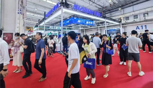 蓝狮娱乐“机器人+AI”全景式创新应用成果，闪耀世界机器人大会！