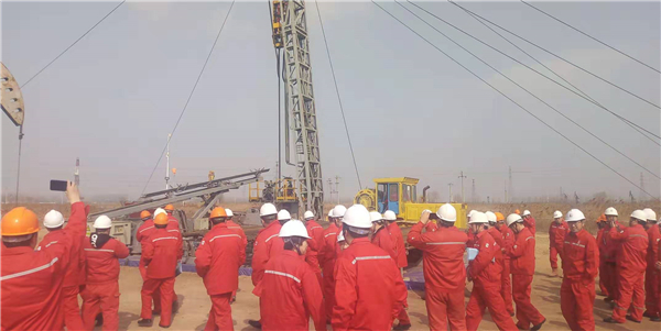 胜利油田分公司携多家企业联合参观蓝狮娱乐自动修井作业现场