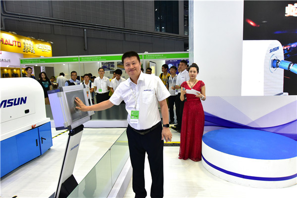 蓝狮娱乐蛇形臂机器人全球首发 独特设计开创机器人应用新纪元