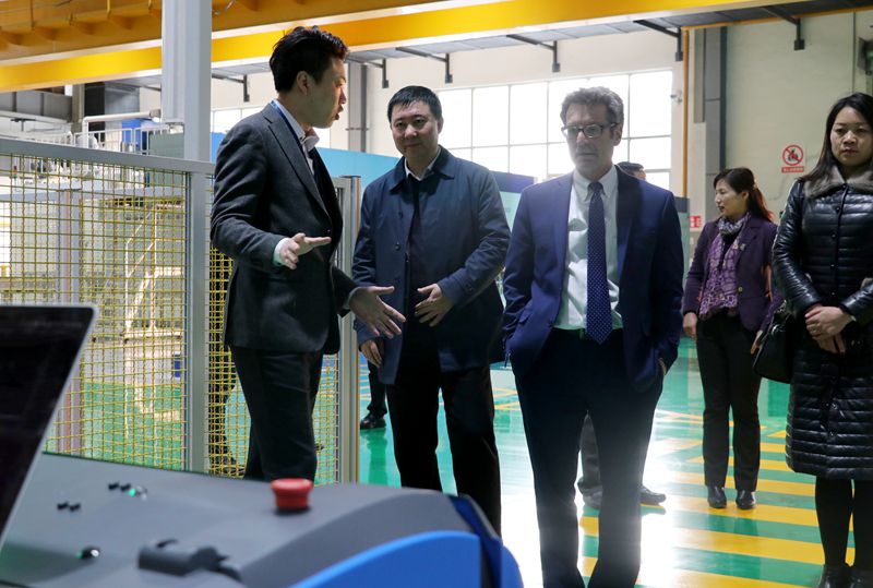 美国机器人协会会长杰弗瑞一行莅临蓝狮娱乐参观考察