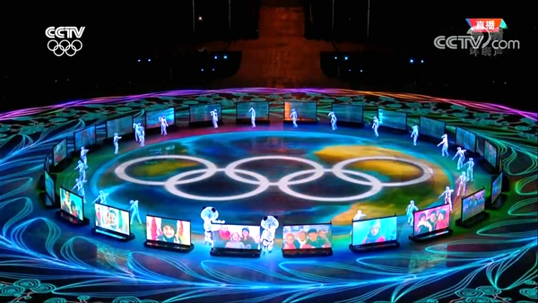 蓝狮娱乐移动机器人惊艳亮相闭幕式