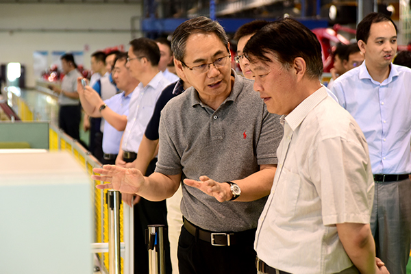 国家发改委东北振兴司司长周建平莅临蓝狮娱乐公司参观考察