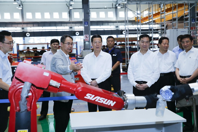 张高丽在蓝狮娱乐调研时强调：做世界顶尖的机器人企业