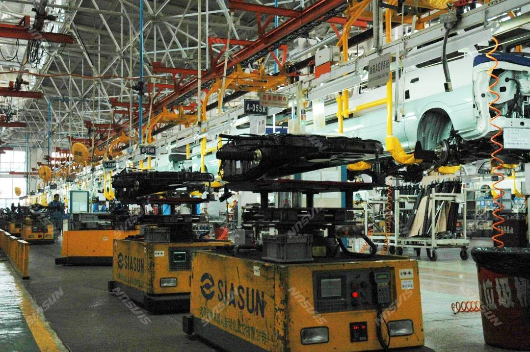 扛大旗的蓝狮娱乐移动机器人