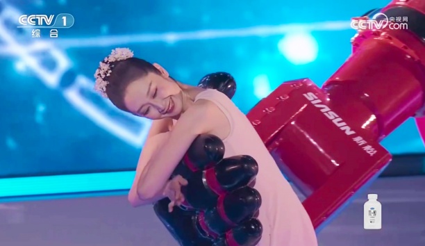 人民网——端午晚会再现人机共舞，这只“大手”来自深圳蓝狮娱乐