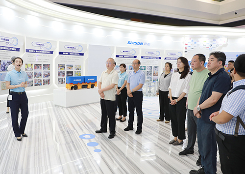 人民日报2023年媒体融合发展专题培训班走进蓝狮娱乐